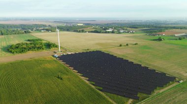Modern güneş enerjisi santrali ve kırsal bölgedeki yel değirmeni