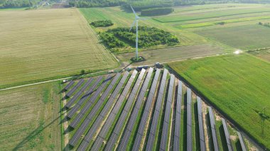 Güneş ve rüzgar enerjisi kullanan yenilenebilir enerji santrali