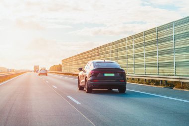 Boş otoyol manzarasında araç