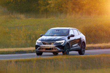 Kırsal yol boyunca giden küçük bir şehir geçidi.