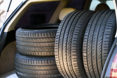 Bagajda yüksek performanslı lastiklerin depolanması