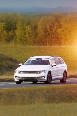 Lüks ulaşım, doğal bir arka plana karşı hareket halinde.
