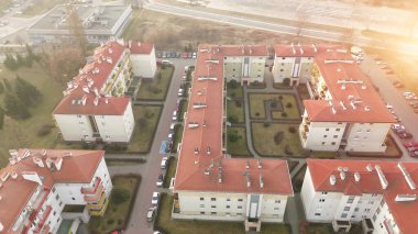 Çok katlı evleri olan modern gayrimenkul geliştirme