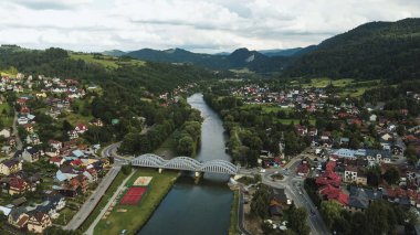 Mavi desenli ve aşağıda su bulunan otoban köprüsü