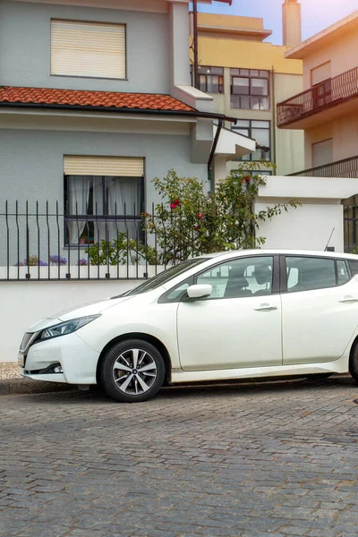 Sürdürülebilir ulaşım modern şehirde park edilmiş.