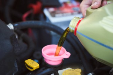 Motor yağı açık kaputta doluyor.