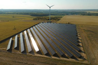 Güneş ve rüzgar sistemli çevre dostu enerji santrali