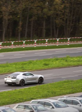 Parlak beyaz arabanın otoban manzarası