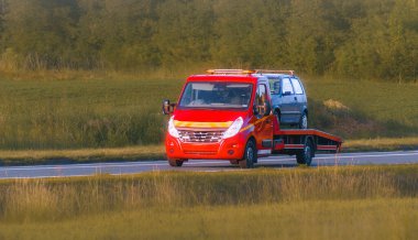 Başı dertte olan otomobil çekme yardımı alıyor