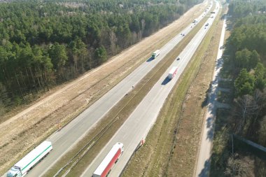 Yarı kamyon karavan kullanıyor.