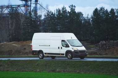 Endüstriyel yolda nakliye aracı.