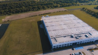 Yeşil arazide büyük bir depolama tesisi