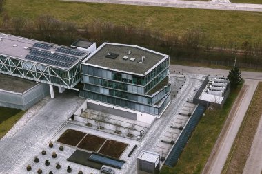 Küresel ağları destekleyen modern bulut veri merkezi