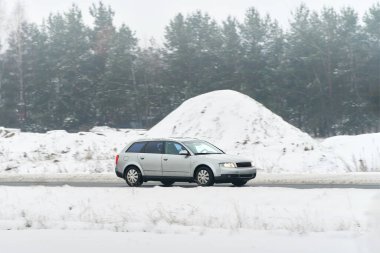 Karlı arazide gezinen araba