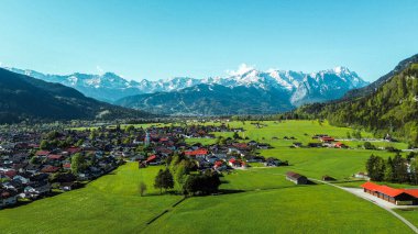 Sakin Bavyera kırsalındaki tarihi evler