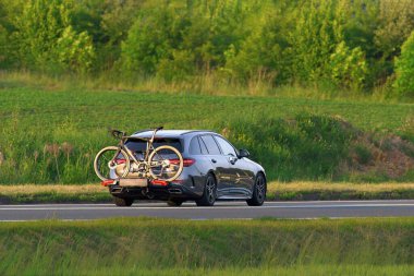 Bisikletler kırsal yolda maceraya hazır.