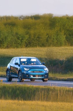 Kırsal yolda elektrikli hareketli konsept araba