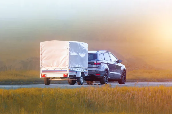 Özgürlük ve gün batımında açık yolda seyahat