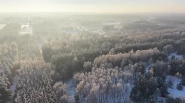 Güneşin doğuşu güzel, soğuk bir kış manzarasının üzerinde