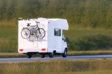 Tatil macerası için seyahat eden aile kampçısı