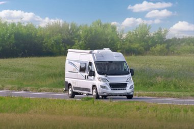 Huzurlu asfalt yolda giden turist karavanı