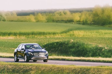 Yeşil tarlalarda gezen lüks SUV arabası