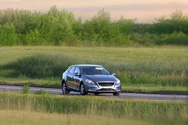 Kırsal kesimde güvenli bir şekilde giden küçük bir araba.