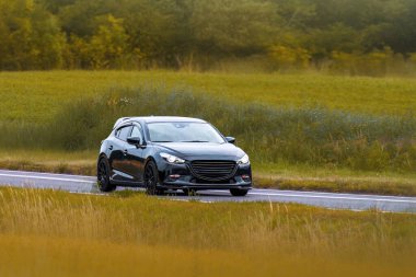 Doğada etkin bir hatchback sürücüsü.