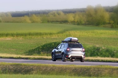 Çiftlik arazisi boyunca yaz gezisi