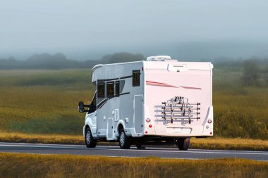 Modern karavan bir yaz tatili merkezine gidiyor.