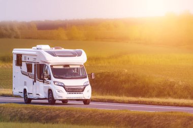 Karavan tatilinde özgürlük ve rahatlık.