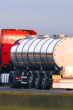 Ağır tanker karavanı otoyolda petrol dağıtıyor.