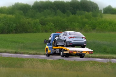 Engelli araç taşınırken yol kenarı yardım servisi