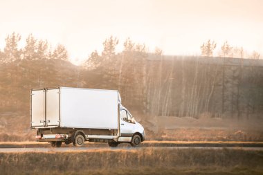 Kargo kamyonu otoyolda ilerliyor.