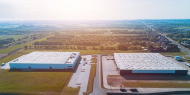 Ticari binalar ve çevre tarım arazileri