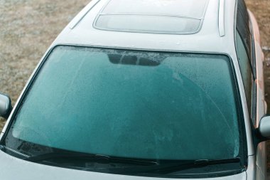 Kar yağışlı havada ön camda ağır buz birikintisi