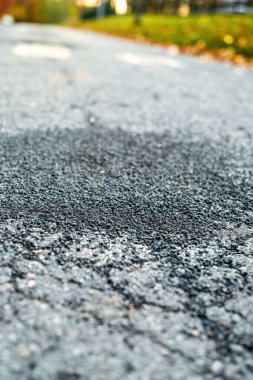 Yeni asfaltlı açık yol bakımı