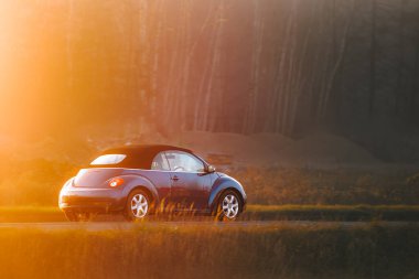 Kırsal yolda gün batımında otomobil