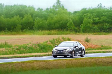 Parlak premium araba huzurlu bölgeden geçiyor.