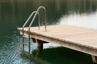 Huzurlu yeşil gölde yüzme yeri