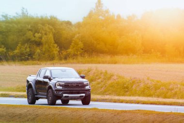 Modern kamyonet açık yolda.