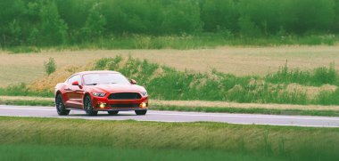 Güçlü performans motorlu kırmızı spor otomobil