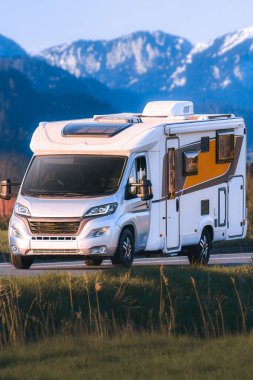 Minibüs hayatı bereketli kırsal bölgelerde seyahat ediyor.