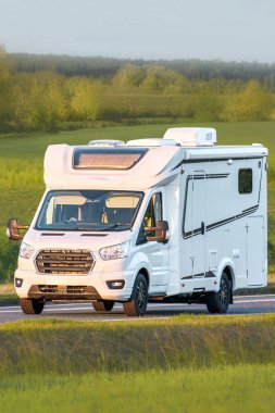 Huzurlu kırsal alanda kamp minibüsü yolculuğu