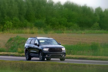 Güçlü bir SUV tarım arazisinden geçiyor.