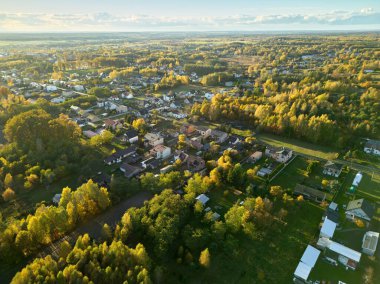 Manzaralı bir sonbahar kırsalında güzel bir gökyüzü