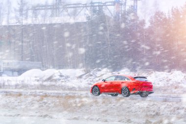 Kış sahnesinde otomobil kullanımı