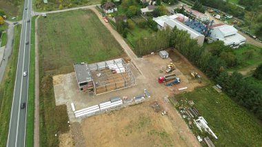 Gün batımında makineli inşaat alanı