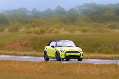 Temiz teknoloji aracı manzaralı bir yolda ilerliyor.