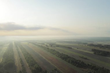 Kırsal alanda altın ışık ve sis